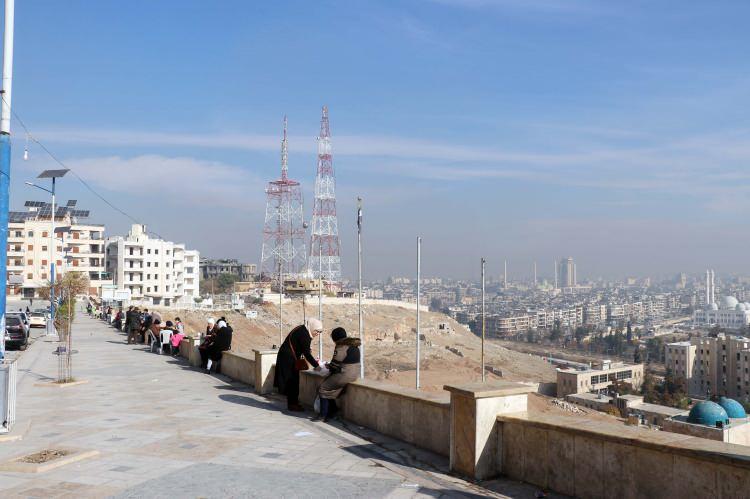<p>Ülkelerine dönmenin sevincini yaşadıklarını belirten Suriyeliler, vatan hasretlerinin bittiğini ama şimdiden Türkiye özlemi duymaya başladıklarını söyledi.</p>