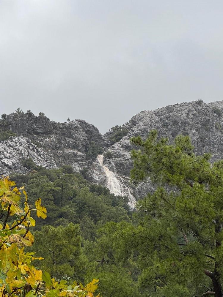 <p>Muğla'nın Marmaris ilçesinde etkili olan sağanak yağış, hayatı olumsuz etkiledi. </p>
