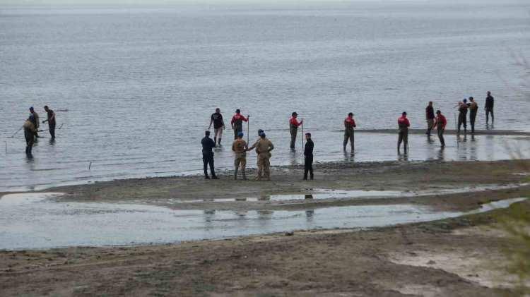 <p>Cansız bedenin ortalama kaç gün suda kaldığı hususuyla ilgili hiçbir bilgi bulunmaması, boğulmaya neden olan suyun özelliği itibarıyla Van Gölü suyu olup olmadığının tespit edilmemiş olması, kamuoyunda dolaşımda olan ve Rojin'inbulunduğu ana ait olan görüntülerde yer alan vücut rengi değişikliklerine ve otopside hazır bulunan gözlemci hekimin tespit ettiği renk değişikliklerine ilişkin ayrıntılı bilgi yer almaması, Rojin'in midesinde bulunan akışkan sıvının muhteviyatının ve yurttaki son görüntülerinde yediği görülen yemeklerle uyumlu olup olmadığının tespit edilmemiş olması, Rojin'in bulunduğu an üzerinde olan elbiseler ile ilgili incelemelerin nasıl ve kim tarafından yapıldığıyla ilgili bilgi bulunmaması, mesanenin boş olması hususunun açıklanması ve tıbben mesanenin tamamen boşalmasının ne kadar sürede olabileceği bilgisi, Rojin'in boynunda bulunan bir kemikte tespit edilen ve gözlemci hekimimizce otopsi esnasında kırık imajı verdiği değerlendirilen anormallik ile ilgili raporda hiçbir yorum, bilgi ve değerlendirmenin yer almaması ve sair hususlar ile ilgili ayrıntılı itiraz ve taleplerimiz dosyada mevcuttur.</p>
