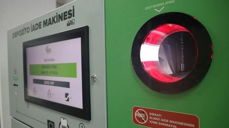 <p>Sistemin ilk aşamasında, Türkiye genelinde 5 bin iade noktası kurulması planlanıyor.</p>
<p>Zincir marketlerden belediyelere, üniversitelerden otellere kadar birçok alanda yer alacak iade makineleriyle vatandaşlar hem çevreyi koruyacak hem de ekonomik kazanç elde edecek.</p>