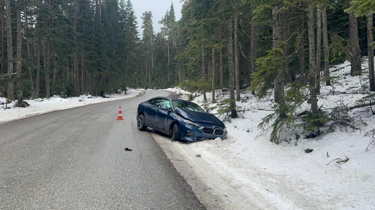 <p>Bolu’da Kartalkaya Kayak Merkezi yolunda kontrolden çıkan lüks otomobil, kara saplanırken kazada yaralanan olmadı.</p>

<p> </p>
