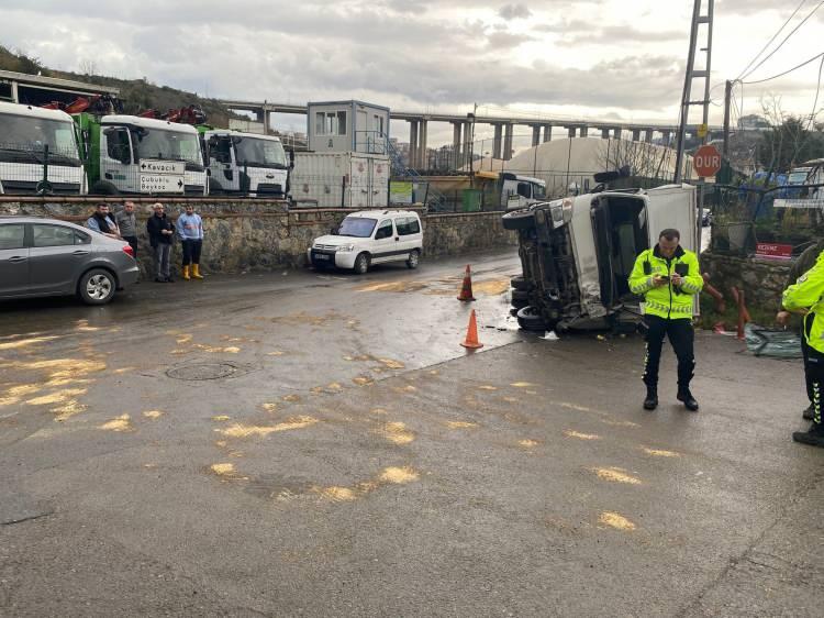 <p>Beykoz'da dik yokuştan aşağı doğru inen bir kamyonun kayarak devrilmesinin ardından 2 kişi yaralandı.</p>

<p> </p>
