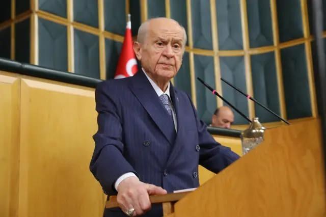 <p>MHP Genel Başkanı Devlet Bahçeli'nin PKK lideri Abdullah Öcalan'ın Meclis'e gelerek, PKK'nın lağvedildiğini açıklaması teklifi ve bunun sağlanabilmesine ilişkin çıkışı siyasetin gündemi oldu.</p>
<p> </p>