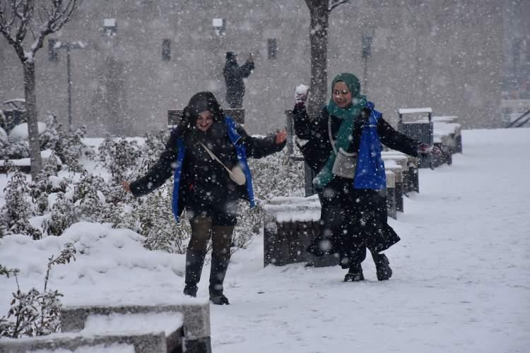 <p>Kıyı kesimlerde yağmur, iç kesimlerde karla karışık yağmur ve kar şeklinde olması beklenen yağışların; Rize ve Artvin kıyılarında kuvvetli yağmur ve sağanak, Ardahan ile Rize ve Artvin'in iç ve yüksek kesimlerinde yoğun kar yağışı şeklinde etkili olması bekleniyor.</p>

<p> </p>
