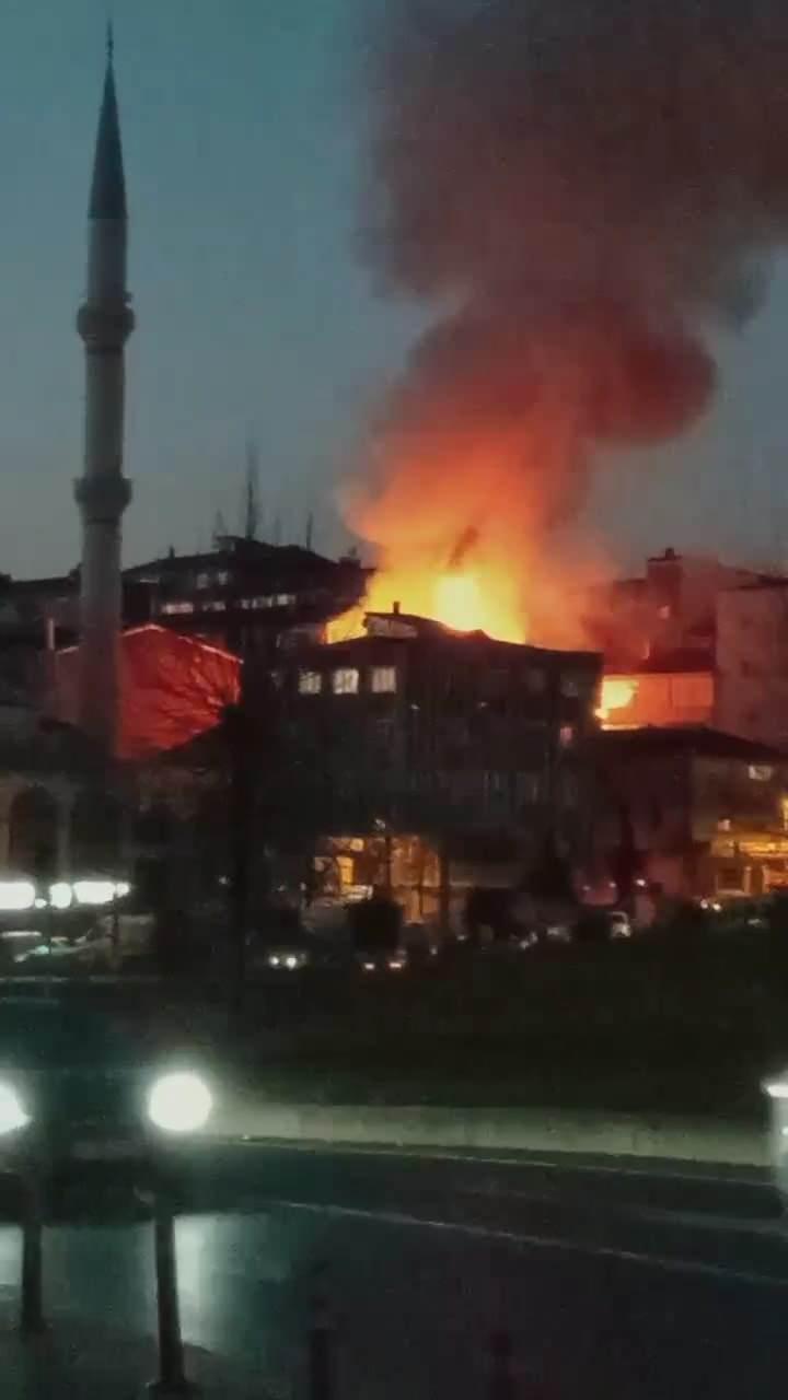 <p>Yangın, Şişli Mahmut Şevket Paşa Mahallesi Çamözü Sokak'ta bulunan üç katlı binanın 3'üncü katında saat 07.30 sıralarında çıktı. </p>
