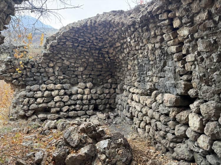 <p>Bölgeye giden ekipler, burada yaptıkları incelemede, tarihi yapının taş ve tonoz kemerlerle inşa edilen, 3 ayrı bölgeden oluşan Selçuklu dönemine ait han olduğunu belirledi.</p>
