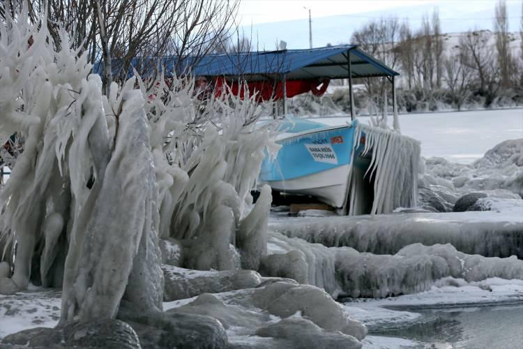 <p>Kışın yüzeyinin tamamen donmasıyla üzerinde atlı kızakla gezinti ve Eskimo usulü balık avcılığının yapılabildiği göl bölgesinde şu sıralar dondurucu soğuklar etkili oluyor.</p>

<p>​</p>
