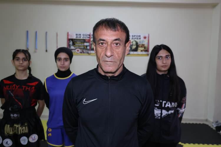 <p>Spor kariyeriyle birçok başarıya imza atan Sait Uyğur (56) ve üç kızı, muay thai, wushu, jiu jitsu ve kung fuda kazandıkları başarılarla Türkiye'nin 'Dangal' hikayesini yazıyor. </p>
