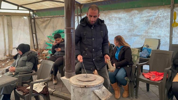 <p>İşçiler, gece yaktıkları soba başında toplanarak ısınıyor. Soba üzerinde demledikleri çayı yudumlayan işçiler, zorlu şartlara rağmen direnişten vazgeçmeyeceklerini söyledi.</p>
