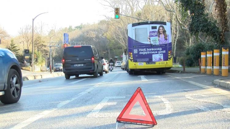 <p>İddialara göre, Maslak'tan İstinye'ye giden İETT otobüsü, cadde üzerinde sola dönüş yapan otomobile çarptı. </p>
