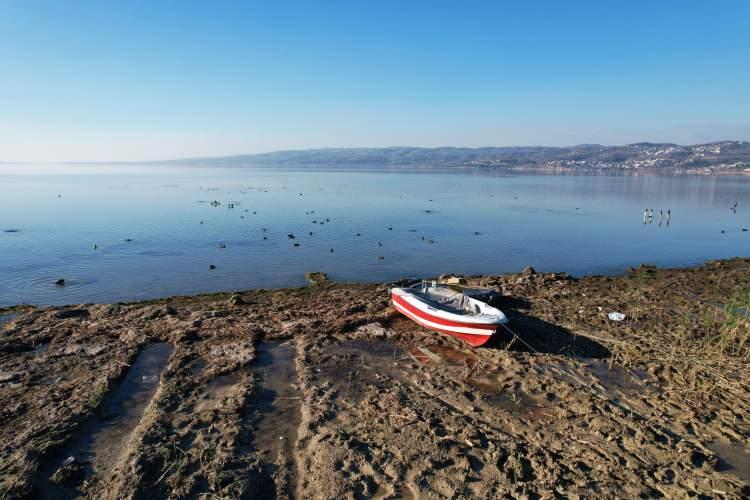 <p>Sakarya ve Kocaeli'de milyonların içme suyu ihtiyacını karşılayan Sapanca Gölü'nde su seviyesi son 5 yılın en düşük seviyesine geriledi.</p>

<p>​</p>
