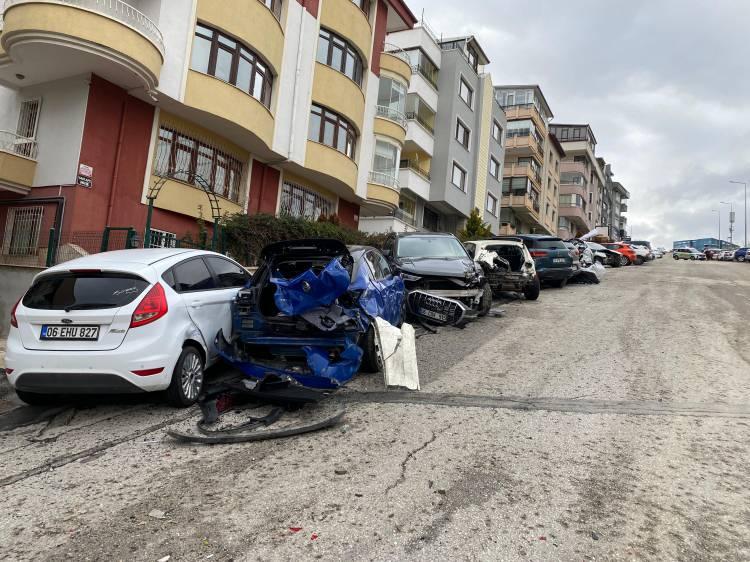 <p>Kazada hafif şekilde yaralanan kamyonet sürücü A.K., ihbar üzerine olay yerine gelen ambulansla hastaneye kaldırıldı. </p>
