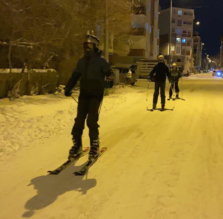 <p>Ardahan'da etkisini gösteren kar yağışı nedeniyle sokaklarda ilginç manzaralar yaşandı. 22 santimetreye ulaşan kar kalınlığı nedeniyle cadde ve sokaklar kayak pistine döndü.</p>

<p> </p>
