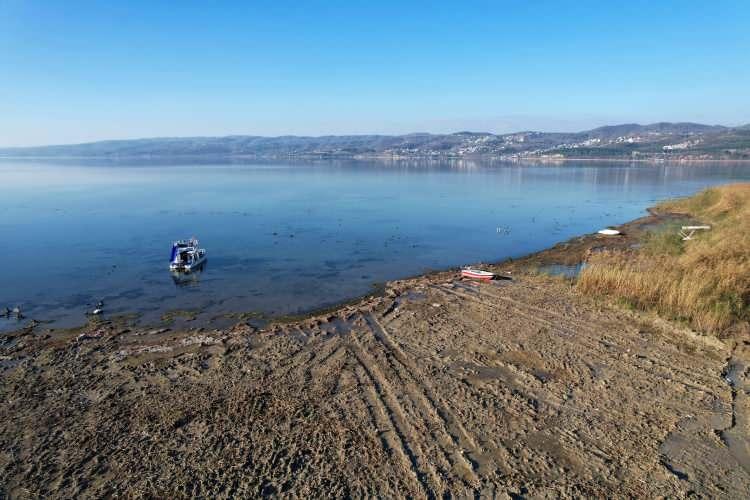 <p>Sapanca ilçesinde göl kenarında esnaflık yapan Samet Şişman, herhangi bir önlem alınmadığı durumda su seviyesinin giderek azalmasının yanı sıra su altındaki canlı popülasyonunun da bu durumdan etkilenebileceğini vurguladı.</p>
