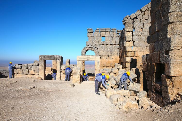 <p>Kazılarda bugüne kadar 60 dönüm alan üzerinde 12-15 metre yüksekliğinde ve 1200 metre uzunluğunda sur kalıntısı, 21 metre yüksekliğinde gözetleme ve savunma kulesi, kilise, yönetim binası, konutlar, tahıl ve silah depoları, kaya mezarları, su kanalları ile 54 su sarnıcı, yer altı kilisesi, 400 kişinin sığacağı yer altı sığınağı, konutlar ve gizli geçitler, milattan sonra 4. yüzyılda Hristiyanlığın benimsenmesiyle önemini kaybeden, dönemin Mithras dinine ait yer altı tapınağı ve Mithras Tapınağı'na gizli dini tören ve ayinler için gelen davetlilerin konakladığı alan ile birçok eser gün ışığına çıkarıldı.</p>
