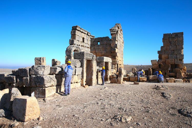 <p>Yerli ve yabancı turistlerin büyük ilgi gösterdiği tarihi kalede, Kültür ve Turizm Bakanlığı, Valilik, Diyarbakır Müzesi, Çınar Kaymakamlığı ve Dicle Üniversitesinin katkılarıyla 2014 yılında başlatılan kazı çalışmaları sürüyor.</p>
