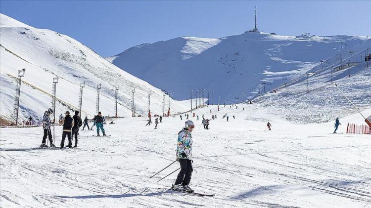 <p>Gürcistan’ın başkenti Tiflis’in 120 kilometre kuzeyinde bulunan Gudauri, deniz seviyesinden 2 bin 200 metre yüksekliği ile ülkenin en büyük kayak merkezi olarak biliniyor.</p>
