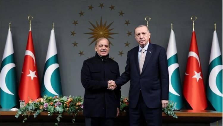 <p>Türkiye için bu anlaşma, yerli savunma sanayisinin artan olgunluğunu gösterirken, Pakistan için zorlu bir jeopolitik ortamda silah ihtiyacını karşılamak için uygun bir çözüm sunuyor.</p>