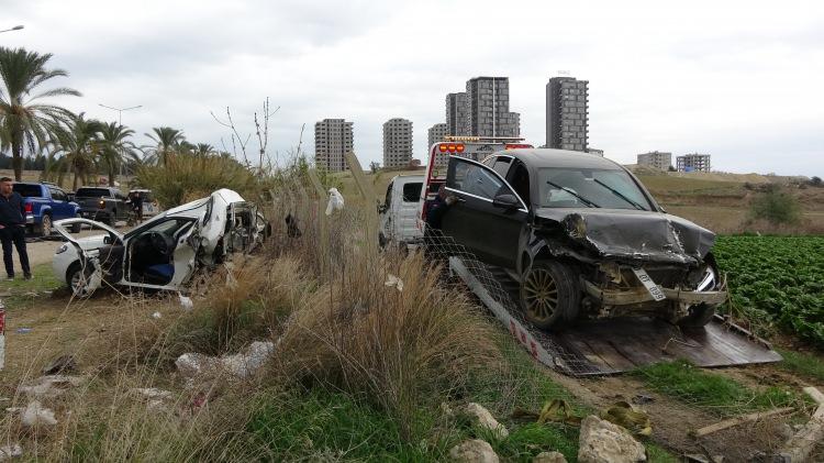 <p>Adana’da 14 yaşındaki sürücü, lüks cipiyle arkadan bir otomobile çarptı. Meydana gelen kazada 1 kişi hayatını kaybetti.</p>
