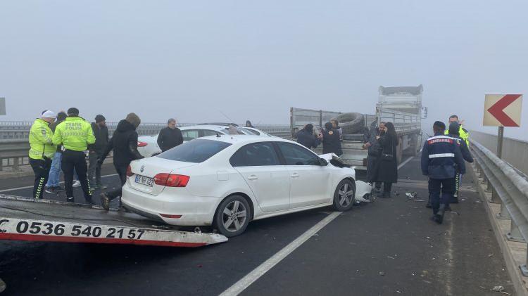 <p>Elazığ yolu üzerine Devegeçidi Köprüsü üzerinde sis nedeniyle 06 FY 8624 Hyundai marka, 21 AEM 495 Fiat marka, 21 BJ 627 plakalı Opel marka, 06 HB 0752, 34 GEM 025, 01 TM 749, 21 AEU 549, 34 PC 5926, 34 BKM 194 ve plakaları öğrenilmeyen 4 araç ile birlikte toplam 13 aracın karıştığı zincirleme kazada 9 kişi hafif yaralandı.</p>
