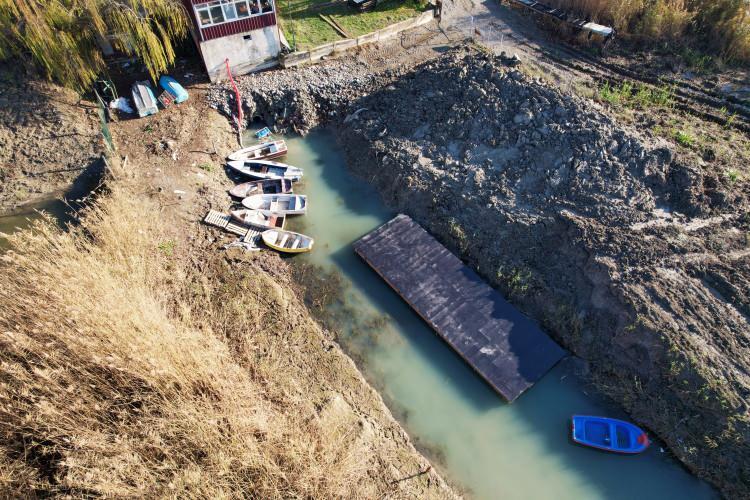 <p>Suyun metrelerce geriye çekildiği gölde birçok kayık karaya oturdu. Kuraklık, artan nüfus, bilinçsiz kullanım ve göl havzasında yaşanan su kayıpları sebebi ile kritik seviyeye gerileyen göldeki manzara korkuttu. </p>
