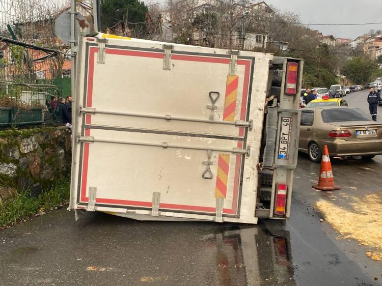 <p>İddiaya göre, yabancı uyruklu şoförün kullandığı 34 BPY 48 plakalı kamyon dik bir yokuştan aşığa inerken yolun sonunda kayarak devrildi. </p>
