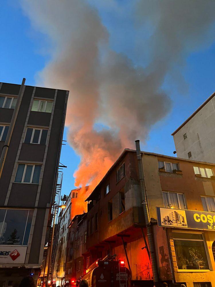 <p>Şişli’de üç katlı binanın 3'üncü katında çıkan yangın kısa süre içerisinde çatıya sıçradı. Bina sakinleri dışarı çıkarken çatı ise alevlere teslim oldu.</p>

<p> </p>
