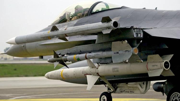 <p>Indian Defence Research Wing'in haberine göre Pakistan Hava Kuvvetleri (PAF), F-16 Block-15/30 MLU'ları için ABD yapımı AIM-120 Gelişmiş Orta Menzilli Havadan Havaya Füzeleri (AMRAAMs) ve AIM-9 Sidewinder havadan havaya füzelerini Türk yapımı füzelerle değiştirecek.</p>
<p> </p>