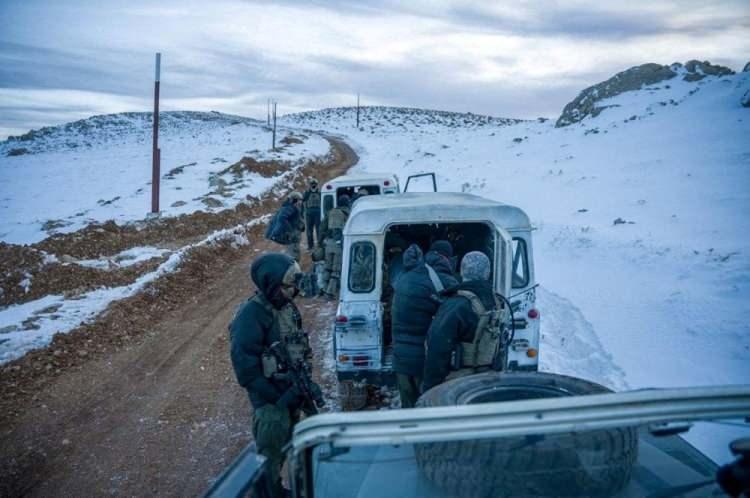 <p>Hazony şunları söyledi: "Hermon Dağı'na yerleştirilen İsrail radarları hem Suriye hem de Lübnan'ın içlerini görebilecek ve alçaktan uçan jet ve insansız hava araçlarına karşı erken uyarı sağlayabilecek. İsrail istihbaratı da zirveye sensörler yerleştirerek gözetleme yapabilir ve düşman iletişimini kesebilir."</p>
