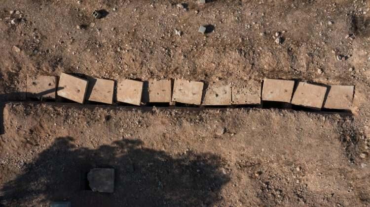 <p>Mezarlığa Sednaya Hapishanesi dahil çeşitli cezaevlerindeki şartlar ve işkenceler nedeniyle hayatını kaybedenlerin gömüldüğü anlaşılıyor.</p>