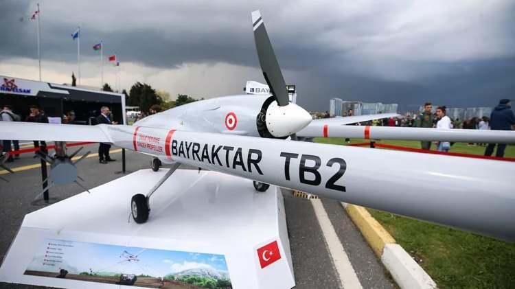 <p><strong>FELAKETLERDEN YANGINLARA, ÇOK YÖNLÜ KULLANIM-</strong></p>
<p> </p>
<p>Bayraktar TB2 SİHA’lar sadece güvenlik görevleriyle değil, doğal afetler ve insani yardım operasyonlarında da aktif rol oynuyor. 24 Ocak 2020’deki Elazığ depreminin ardından görev yapan SİHA’lar, 6 Şubat 2023’teki Kahramanmaraş depremlerinde toplam 2417 saat 6 dakika uçuş gerçekleştirerek arama kurtarma çalışmalarına destek verdi. Ayrıca 2020-2024 yılları arasında 4091 orman yangını Bayraktar TB2’ler tarafından tespit edilerek büyümeden kontrol altına alındı.</p>