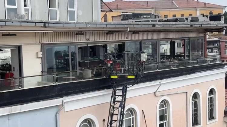 <p>Mutfakta hasar oluşurken, polis olayla ilgili soruşturma başlattı. </p>