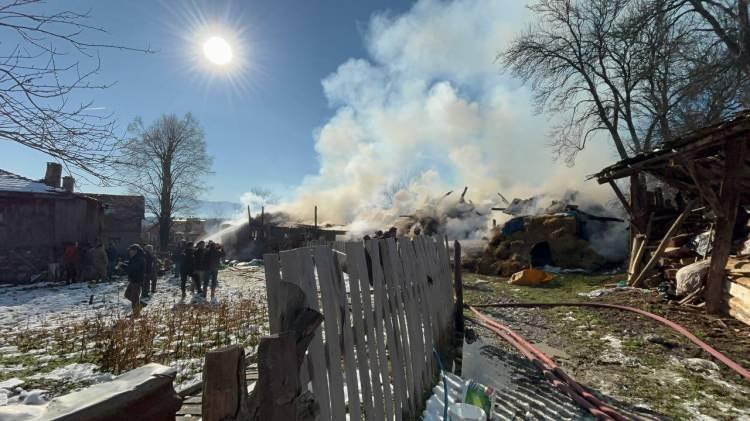 <p>Alevler ahırın yan kısmında bulunan samanlığa sı&ccedil;radı.</p>
