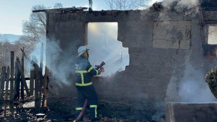 <p>Ahır i&ccedil;erisinde bulunan 20 hayvan i&ccedil;in vatandaşlar seferber oldu. <strong>17 ineğin vatandaşların yardımıyla kurtulduğu yangında 3 inek telef oldu.</strong></p>
