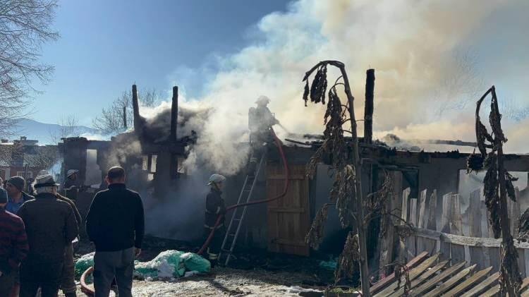 <p>Olay yerine gelen itfaiye ekipleri tarafından yangın kısa s&uuml;rede kontrol altına alındı.</p>
