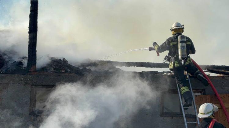 <p>Yangın nedeniyle ahır ve samanlık kullanılamaz hale geldi.&nbsp;</p>
