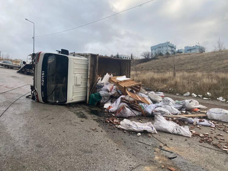 <p>Kaza, saat 13.30 sıralarında Çankaya ilçesi Yukarı Dikmen Mahallesi 660'ıncı Sokak'ta meydana geldi. </p>
