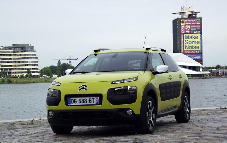 <p><span style="color:#B22222"><strong>Citroen C4 Cactus</strong></span></p>
<p>Citroen C4 Cactus, sıradışı tasarımıyla dikkat çekerken, kullanıcılar tarafından sıkça arıza rapor ediliyor. En yaygın sorunlar arasında aks ve süspansiyon sistemindeki %24,83 oranında arızalar yer alırken, elektriksel sistemde %15,56 ve motor arızalarında %15,89 oranında sorunlar görülüyor.</p>
<p>Arıza Puanı: 18</p>