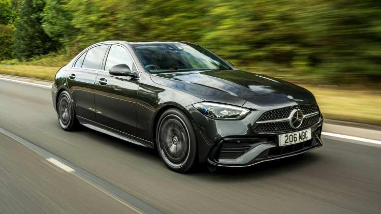 <p><span style="color:#B22222"><strong>Mercedes-Benz C-Class</strong></span></p>
<p>Mercedes-Benz C-Class, yüksek kaliteli bir model olmasına rağmen, sıklıkla elektriksel sistem sorunları yaşanıyor. Kullanıcılar, %33,07 oranında elektriksel arızalarla karşılaşırken, %17,72 oranında ısıtma ve soğutma sistemi sorunları da sıkça görülüyor.</p>
<p>Arıza Puanı: 17</p>