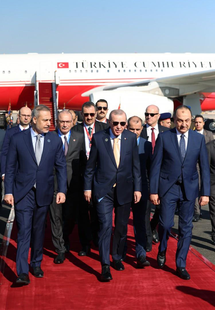 <p>Erdoğan'a ziyaretinde, Ticaret Bakanı Ömer Bolat, MİT Başkanı İbrahim Kalın, Cumhurbaşkanlığı İletişim Başkanı Fahrettin Altun ile Cumhurbaşkanı Dış Politika ve Güvenlik Başdanışmanı Akif Çağatay Kılıç da eşlik etti. </p> <p> </p>