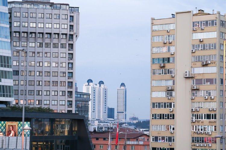 <p>Uygun ödeme planları ve sosyal adaleti destekleyen kontenjan uygulamalarıyla, Türkiye'nin dört bir yanındaki binlerce aile yeni yuvalarına kavuşmayı bekliyor.</p>