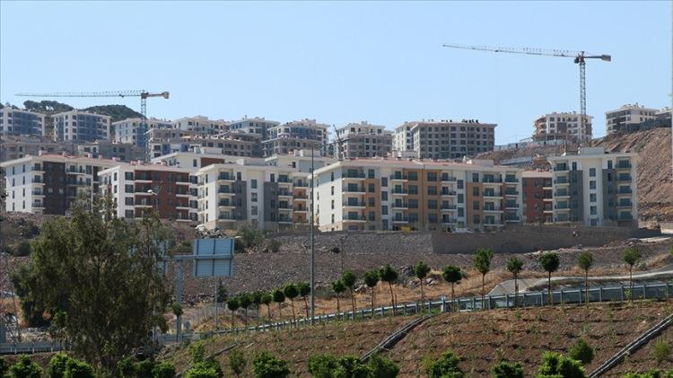 <p>TOKİ, altyapı ve çevre düzenlemesi ile modern yaşam standartlarını karşılayacak konut projeleri için çalışmalarını aralıksız sürdürüyor. Böylece 250 bin konut hedefinin kısa sürede tamamlanması planlanıyor.</p>
