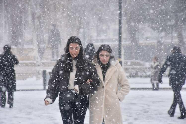 <p>Meteoroloji Genel Müdürlüğü tarafından yapılan son tahminlere göre, ülkenimn kuzey ve doğu kesimlerinin parçalı ve çok bulutlu, Trabzon, Rize, Artvin ve Ardahan çevrelerinin yağışlı, diğer yerlerin az bulutlu ve açık geçeceği tahmin ediliyor.</p>
