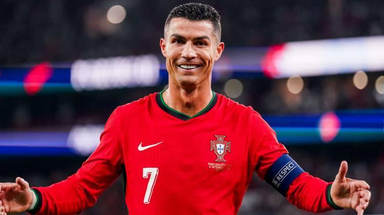 <p><strong>CRISTIANO RONALDO</strong></p>
<p> </p>
<p>Ronaldo’nun özgüveni ve Trump’ın kendine olan güveni arasında büyük bir benzerlik var. Her ikisi de sahneye çıkmayı ve dikkatleri üzerine çekmeyi seviyor.</p>