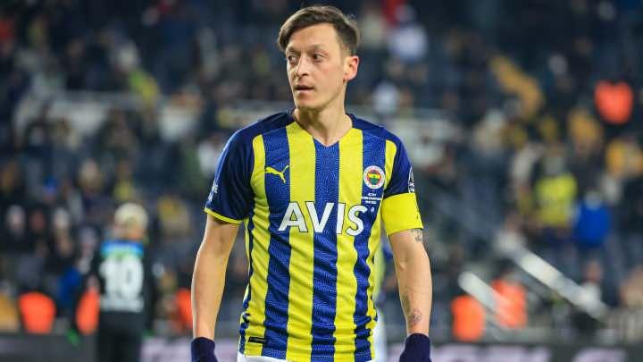 <p><strong>MESUT ÖZİL</strong></p>

<p> </p>

<p>Erdoğan, tıpkı Mesut Özil gibi hem oyun kurucu hem de takımı ileri taşıyan bir lider özellikleri gösteriyor.<strong> Ayrıca Erdoğan’ın futbola olan tutkusu da Özil’in sahadaki oyun zekâsını andırıyor.</strong></p>

