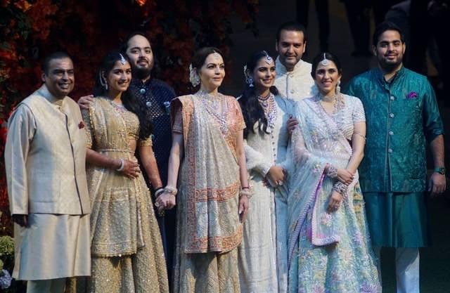 <p>8- Ambani Ailesi</p>

<p> </p>

<p>Şirket: Reliance</p>

<p> </p>

<p>Sektör: Sanayi</p>

<p> </p>

<p>Ülke: Hindistan</p>

<p> </p>

<p>Varlık: 99,6 milyar dolar</p>

<p> </p>

<p>Nesil: 3</p>
