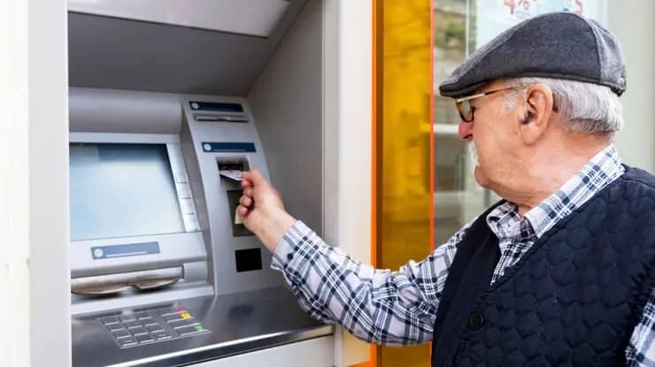 <p>Bu yılın başında 12 bin 500 liraya çıkan en düşük emekli aylığının artırılması için çalışmalar başladı.</p>
