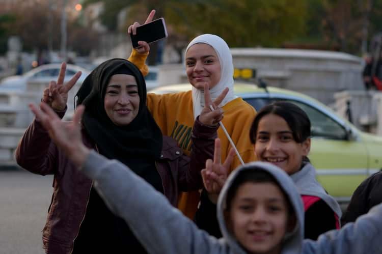 <p>Bu gelişmeler devam ederken Türkiye'de olmak üzere dünyanın farklı noktalarındaki Suriyeli vatandaşlar büyük sevinç yaşadı. </p>
