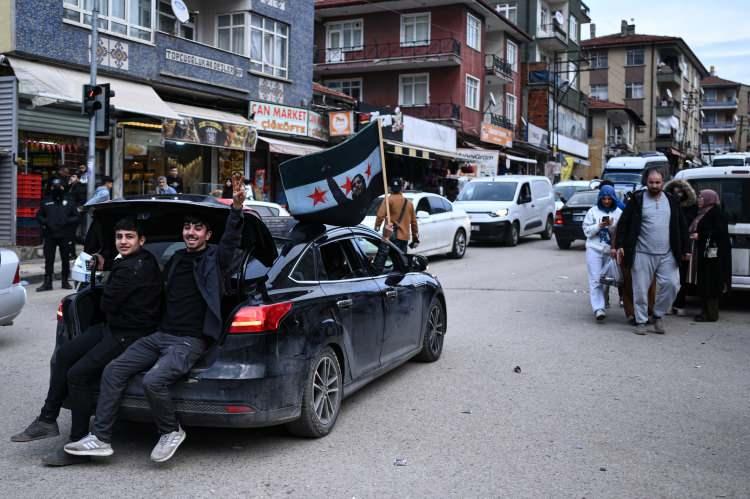 <p>Bu kapsamda Areda Survey araştırma şirketi, Suriye'deki yaşanan gelişmeleri Türkiye'de yaşayan Suriyelilere sorarak önemli bir veri elde etti.</p>