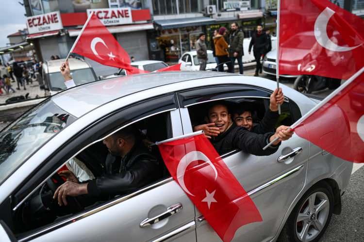 <p>İşte Esad'ın ülkesini terk ettiği gündem hemen sonra 9-11 Aralık arasında Türkiye'nin farklı bölgelerinde yaşayan bin100 Suriyeliyle yapılan anketin o çarpıcı sonuçları:</p>